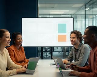 Tech-startupteam bespreekt positionering rond een scherm in een Amsterdams kantoor