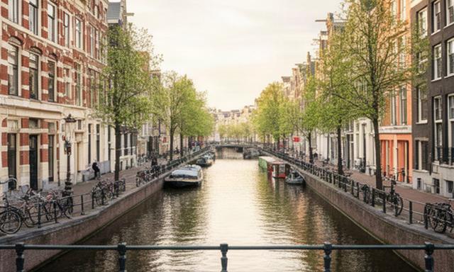 Sfeervolle straat met grachtenpanden rond de Prinsengracht in Amsterdam