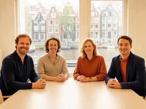 Consultantteam van G&M Partners in een lichte vergaderruimte aan de Amsterdamse Prinsengracht